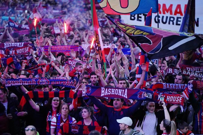 Miles de aficionados del Baskonia celebran el título de Copa del Rey en la Plaza de la Virgen Blanca de Vitoria