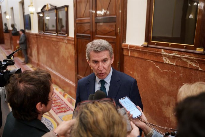 El presidente del PP, Alberto Núñez Feijóo, atiende a los medios de comunicación a su salida de una sesión plenaria en el Congreso de los Diputados, a 17 de febrero de 2026, en Madrid (España). La sesión debate dos proposiciones de ley: una del PSOE sobre