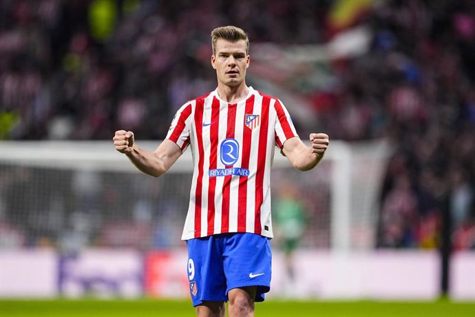 Alexander Sorloth, do Atlético de Madrid, comemora um gol durante a partida de volta das eliminatórias da Liga dos Campeões da UEFA 2025/26 entre o Atlético de Madrid e o Club Brugge KV, no Riyadh Air Metropolitano, em 24 de fevereiro de 2026, em Madri, E