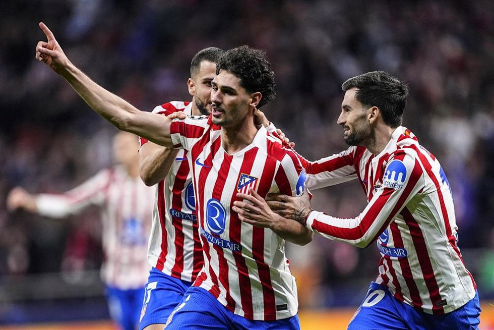 El jugador del Atlético de Madrid Johnny Cardoso celebra su gol contra el Club Brujas.