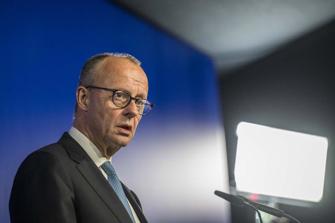 12 de fevereiro de 2026: Friedrich Merz, chanceler da Alemanha, fala à imprensa após o retiro informal dos líderes da UE no Castelo Alden Biesen, em Bilzen, Bélgica, quinta-feira, 12.02.2026. Foto de Wiktor Dabkowski