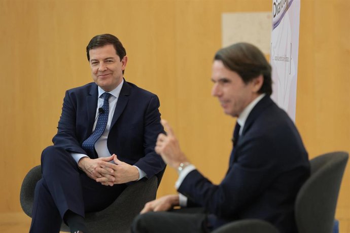 El presidente del PP de Castilla y León, Alfonso Fernández Mañueco, junto al expresidente del Gobierno José María Anzar