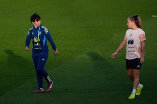 Archivo - Sonia Bermúdez habla con Claudia Pina durante un entrenamiento de la selección en la Ciudad del Fútbol de Las Rozas (Madrid)