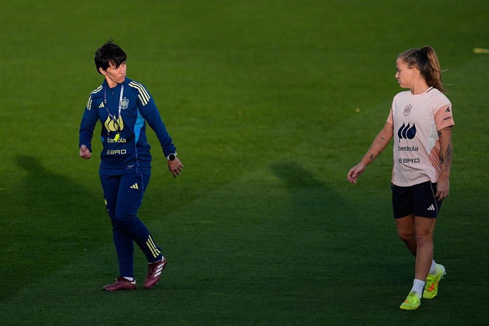 Archivo - Sonia Bermúdez habla con Claudia Pina durante un entrenamiento de la selección en la Ciudad del Fútbol de Las Rozas (Madrid)