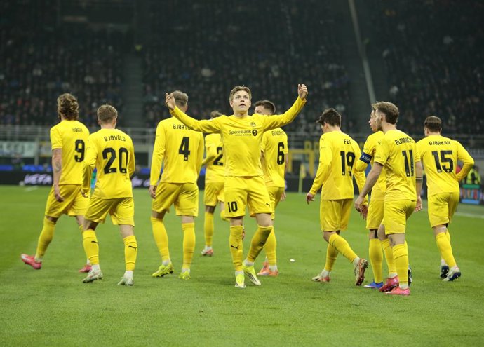 24 de fevereiro de 2026, Milão, Itália: Jens Petter Hauge, do FK Bodo/Glimt, comemora com seus companheiros de equipe após marcar um gol durante a partida de volta das eliminatórias da Liga dos Campeões da UEFA, temporada 2025-2026, entre o FC Internazion