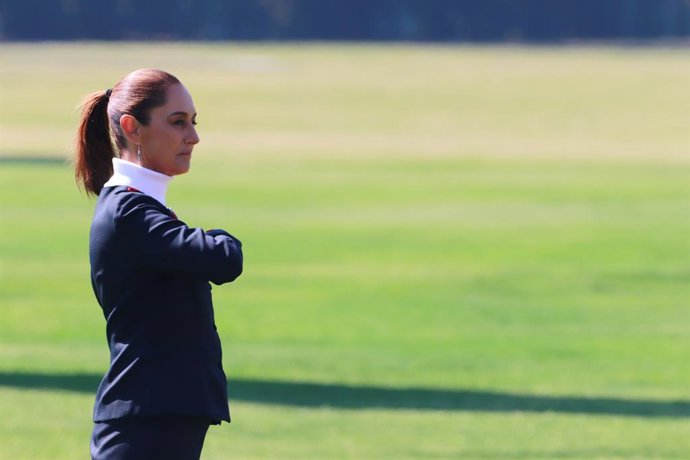 A presidente do México, Claudia Sheinbaum Pardo, saudando a bandeira durante a cerimônia do Dia da Bandeira no Campo Militar Marte, em 24 de fevereiro de 2026, na Cidade do México, México.