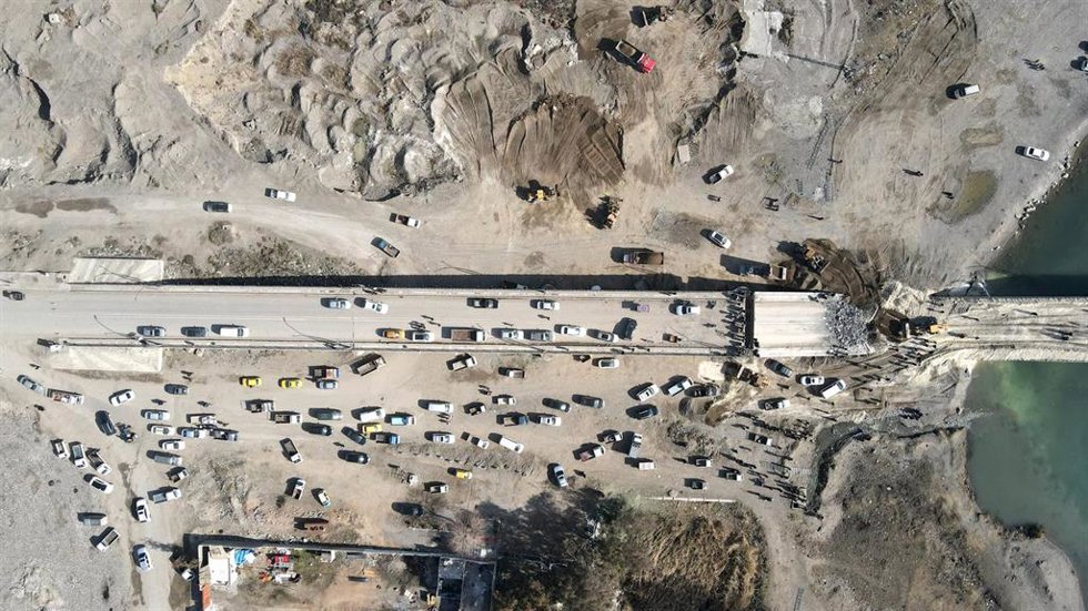 Archivo - Una fotografía aérea tomada con un dron muestra un puente dañado en Raqqa, en el noreste de Siria