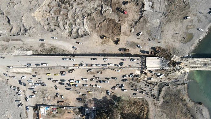 Archivo - RAQQA, Jan. 25, 2026  -- An aerial drone photo taken on Jan. 21, 2026 shows a damaged bridge in Raqqa, northern Syria. TO GO WITH "Feature: From war to wary hope, Syrians in Raqqa look to peace after years of conflict"