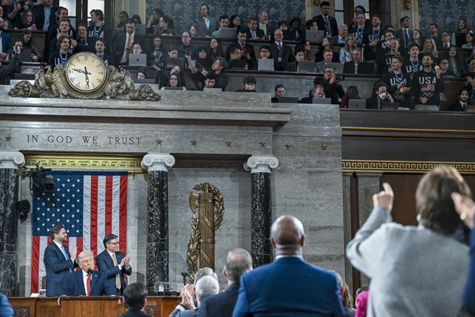 24 de fevereiro de 2026, Washington, Distrito de Columbia, EUA: A Seleção Olímpica Masculina de Hóquei no Gelo dos Estados Unidos na galeria enquanto o presidente Donald J. Trump profere o primeiro discurso sobre o estado da União de seu segundo mandato e