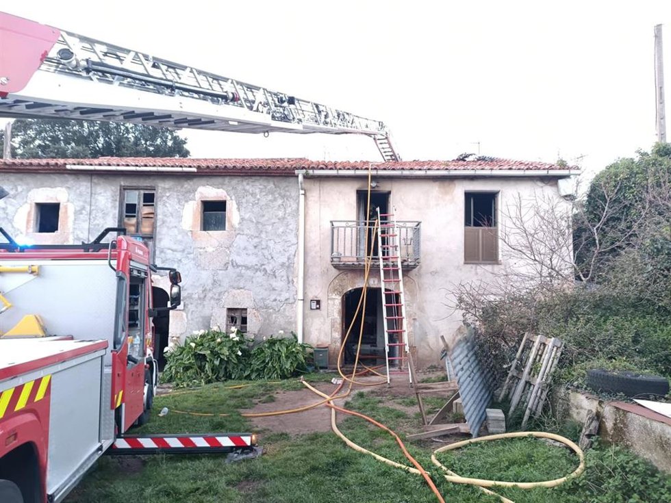 Un incendio calcina una vivienda en Arnuero en la que muere un perro