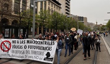 Archivo - Imagen de archivo de una manifestación en contra de los megaproyectos de renovables a su paso por el paseo de la Independencia de Zaragoza