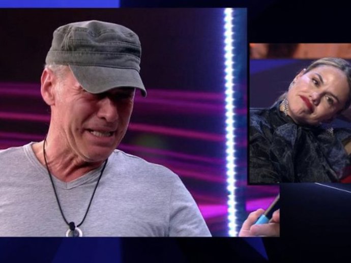 Carlos Lozano repasando su curva del amor con Mónica Hoyos en el plató de Mediaset