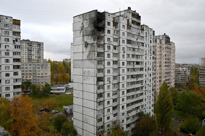 Archivo - Arquivo - 02 de novembro de 2024, Ucrânia, Kiev: Apartamentos nos dois últimos andares de um edifício residencial de 16 andares no distrito de Sviatoshynskyi são danificados por um incêndio causado pela queda de destroços de um drone russo. Foto
