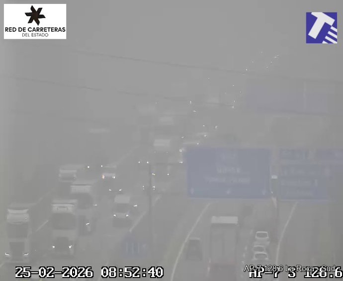 Niebla en un tramo de la AP-7 en la Roca del Vallès (Barcelona)