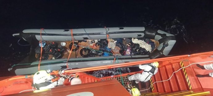 Neumática rescatada por Salvamento Marítimo con más de una veintena de migrantes en aguas próximas a Gran Canaria