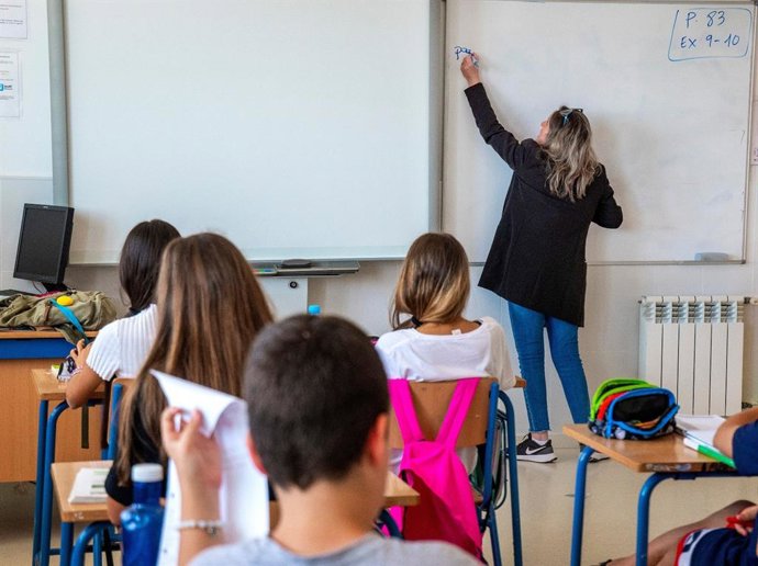 Archivo - Profesora en un aula pública de Andalucía. 