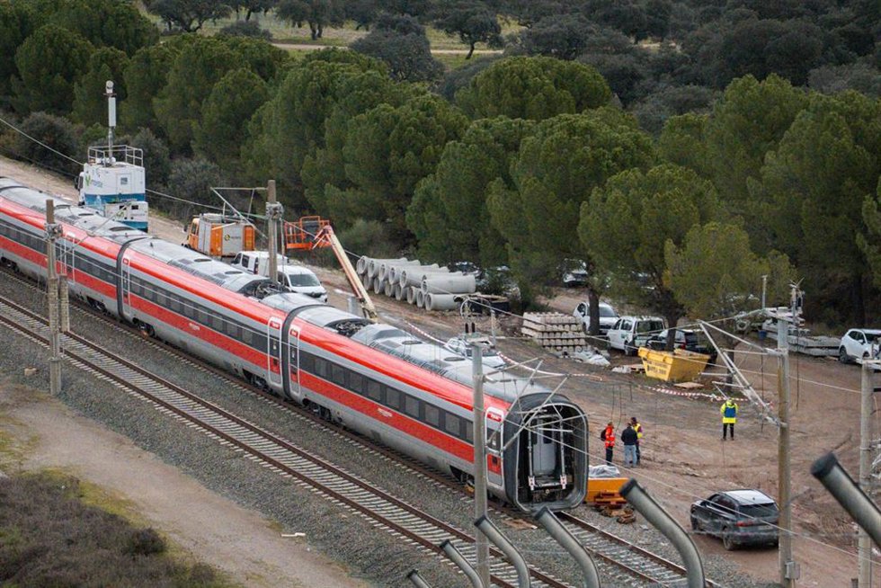 Archivo - Trabajadores realizan tareas de retirada de los vagores en el punto de las vías donde tuvo lugar el accidente de trenes de Adamuz.