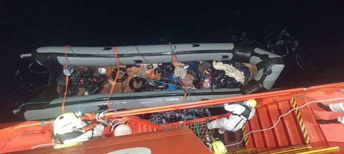 Embarcação pneumática resgatada pela Salvamento Marítimo com mais de vinte migrantes em águas próximas à Gran Canaria