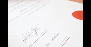 3 firmas comunes y qué pueden decir sobre tu personalidad, según una grafóloga