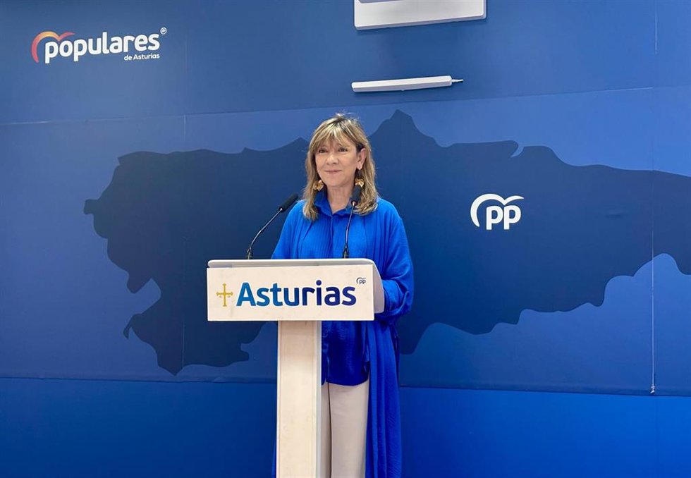 Archivo - La diputada del Partido Popular Esther Llamazares en una rueda de prensa.
