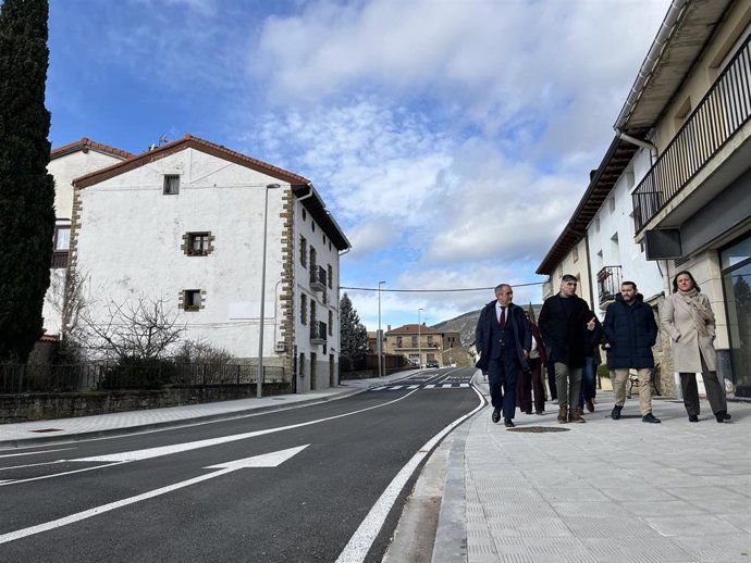 El consejero Chivite, el alcalde de Yesa, Roberto Martínez, Jesús Mari Rodríguez y María Torres, por las calles de la localidad.