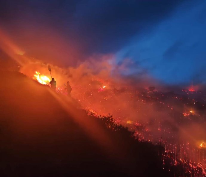 Archivo - Agentes de bomberos tratan de extinguir un incendio.