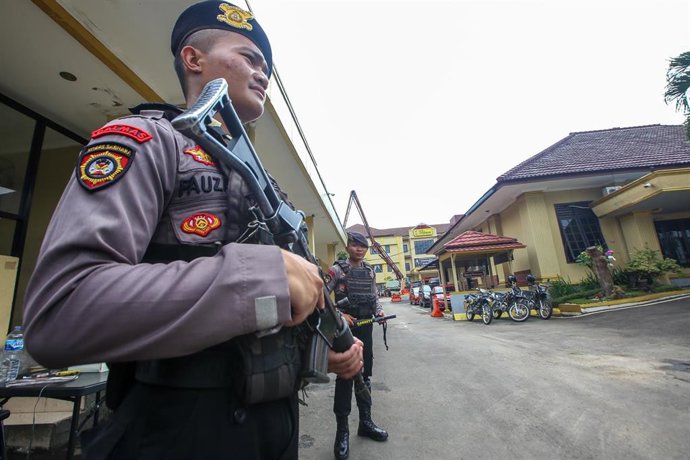 Archivo - Un miembro de la Policía de Indonesia en Bogor (archivo)
