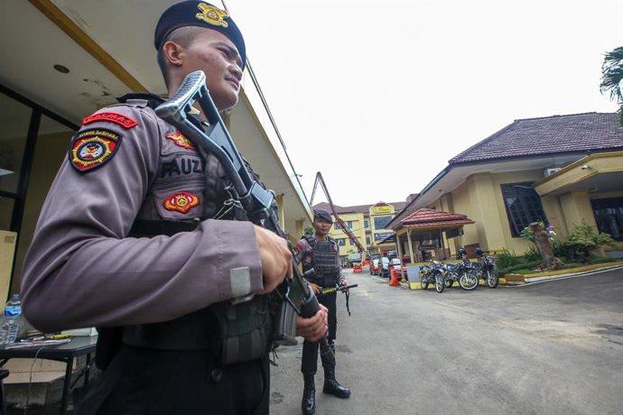 Archivo - December 7, 2022, Bogor, Jawa Barat, Indonesia: Members of the Bogor City Police stand guard at the entrance of the police station after a suicide bombing at Astanaanyar Police Station, Bandung City.