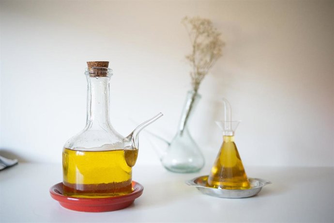 Archivo - Dos aceiteras con aceite de oliva 