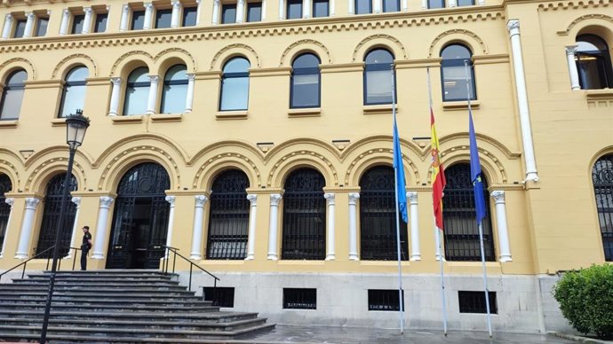 Archivo - Las banderas del edificio de Presidencia del Principado de Asturias ondean a media asta por el luto oficial tras la muerte del expresidente Antonio Trevín.
