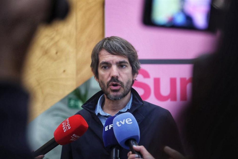 Archivo - El portavoz de Sumar y ministro de Cultura, Ernest Urtasun, atiende a los medios de comunicación durante una reunión del Grupo Coordinador de Sumar, en el Círculo de Bellas Artes, a 10 de noviembre de 2024, en Madrid (España).
