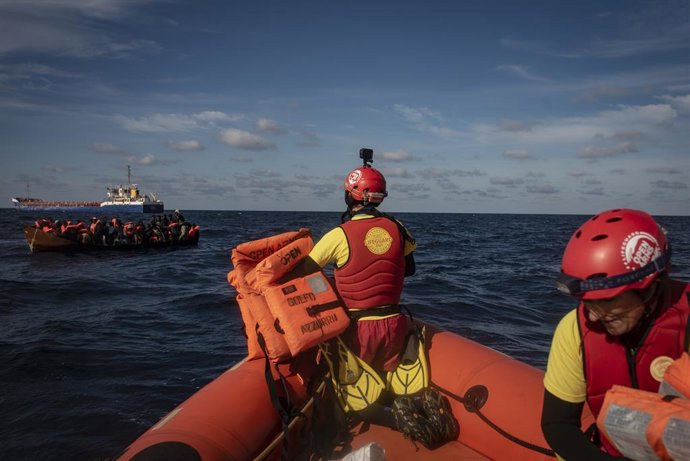 Archivo - Voluntarios de Open Armas rescatan a varios migrantes en un cayuco, a 3 de enero de 2024, en el Mar Mediterráneo. 60 personas migrantes han sido rescatadas esta tarde por la tripulación del barco de la ONG Open Arms. Según la organización, el re