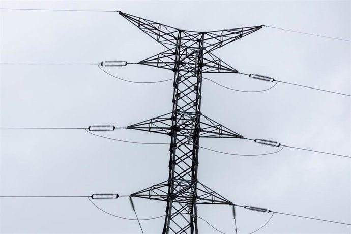 Una torre eléctrica, a 6 de febrero de 2026, en Madrid (España) La demanda de electricidad en España creció "poco más del 3%" en 2025, tras un incremento del 2,3% en 2024, mientras que la Agencia Internacional de la Energía (AIE) anticipa un aumento prome