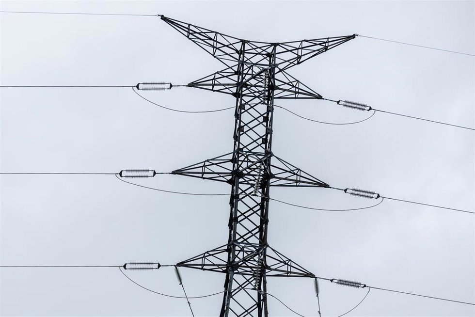 Una torre eléctrica, a 6 de febrero de 2026, en Madrid (España) La demanda de electricidad en España creció "poco más del 3%" en 2025, tras un incremento del 2,3% en 2024, mientras que la Agencia Internacional de la Energía (AIE) anticipa un aumento pro