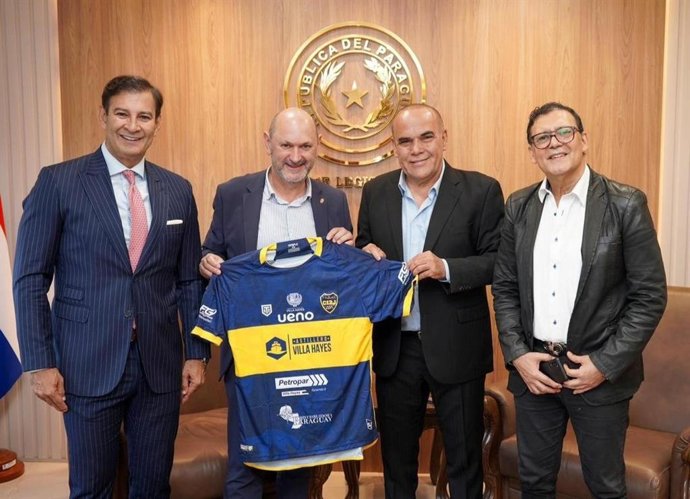 Rafael Louzán, presidente de la RFEF (segundo por la izquierda), comparte un encuentro con el presidente del Congreso Nacional de Paraguay, Basilio Núñez, el senador Silvio Ovelar y otras autoridades del país.
