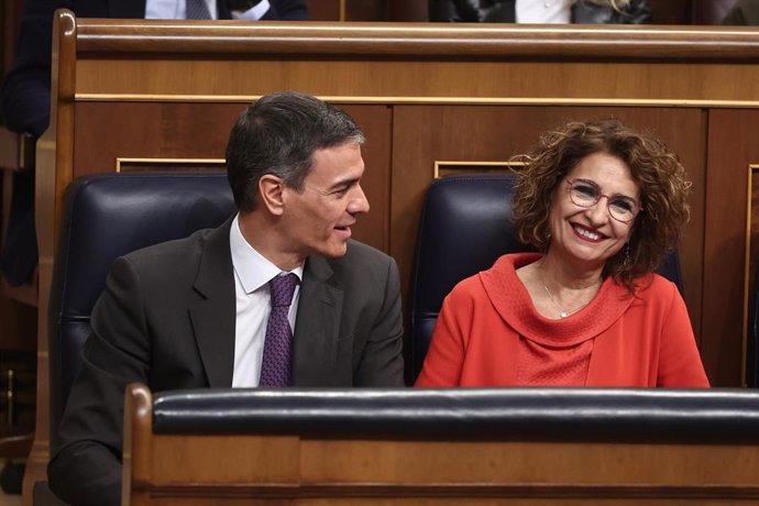 El presidente del Gobierno, Pedro Sánchez, y la vicepresidenta primera y ministra de Hacienda, María Jesús Montero, durante una sesión de control al Gobierno, en el Congreso de los Diputados, a 25 de febrero de 202, en Madrid (España). 