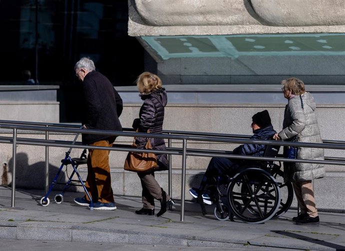 Archivo - Pensionistas en una calle de Madrid