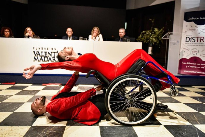 Una performance dentro del acto celebrado en la UPO e impulsado por Fundación ONCE, en demanda de una oferta cultural más inclusiva en los campus.