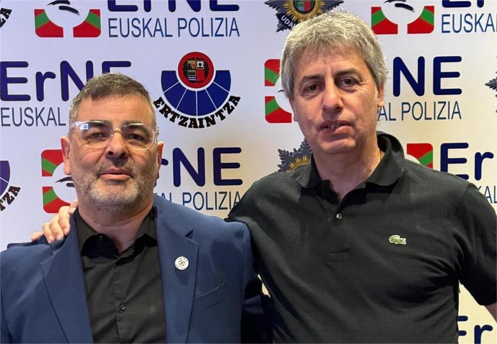 Los reelegidos secretario general de ErNE, Sergio Gómez de Segura, y el secretario de Organización del sindicato, Aitor Otxoa, en el 12 Congreso clasurado en el BEC de Barakaldo (Bizkaia)