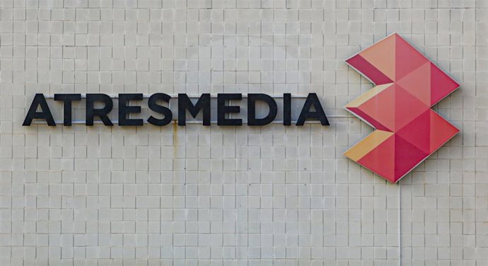 Archivo - Letras y logo de Atresmedia en la fachada de la sede del grupo de comunicación Atresmedia en San Sebastián de los Reyes, en Madrid.