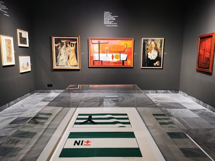 Versiones de la bandera de Andalucía realizadas por José Caballero expuestas en el Museo de Huelva.