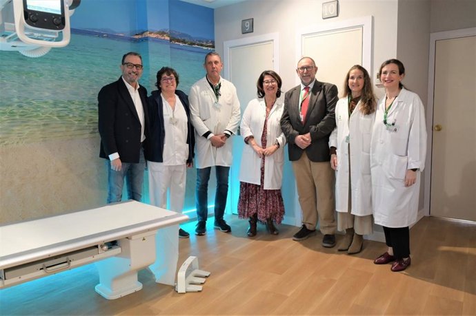 El Clínico estrena nueva sala de radiología digital robotizada en su centro de especialidades CESJO.  El nuevo equipamiento, dotado de inteligencia artificial, ha sido visitado por el delegado territorial de sanidad de la Junta en Málaga, Carlos Bautista.