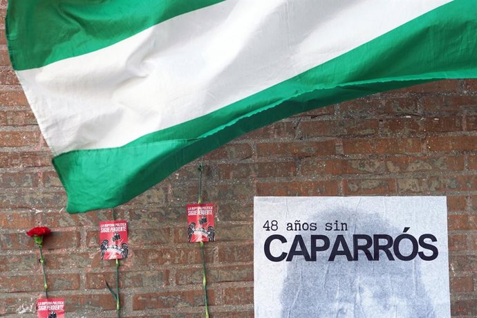 Archivo - Ofrenda floral en homenaje a Manuel José García Caparrós por el 48 aniversario de su asesinato. A 4 de diciembre de 2025, en Málaga (Andalucía, España). Ofrenda floral en homenaje a Manuel José García Caparrós, sindicalista malagueño asesinado e