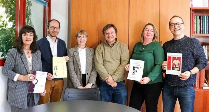 El director del servicio de Publicaciones de la Universidad de León, José Manuel Trabado Cabado (tercero por la derecha), con responsables de las publicaciones de la ULE reconocidas.