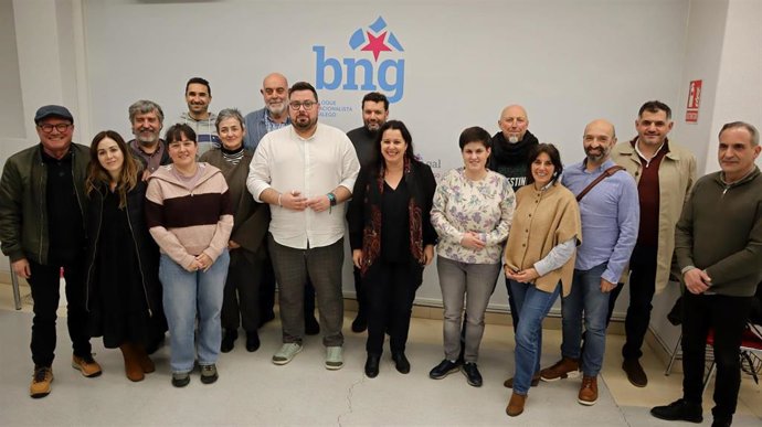 La eurodiputada del BNG, Ana Miranda, con cargos del Bloque en un encuentro en Vigo