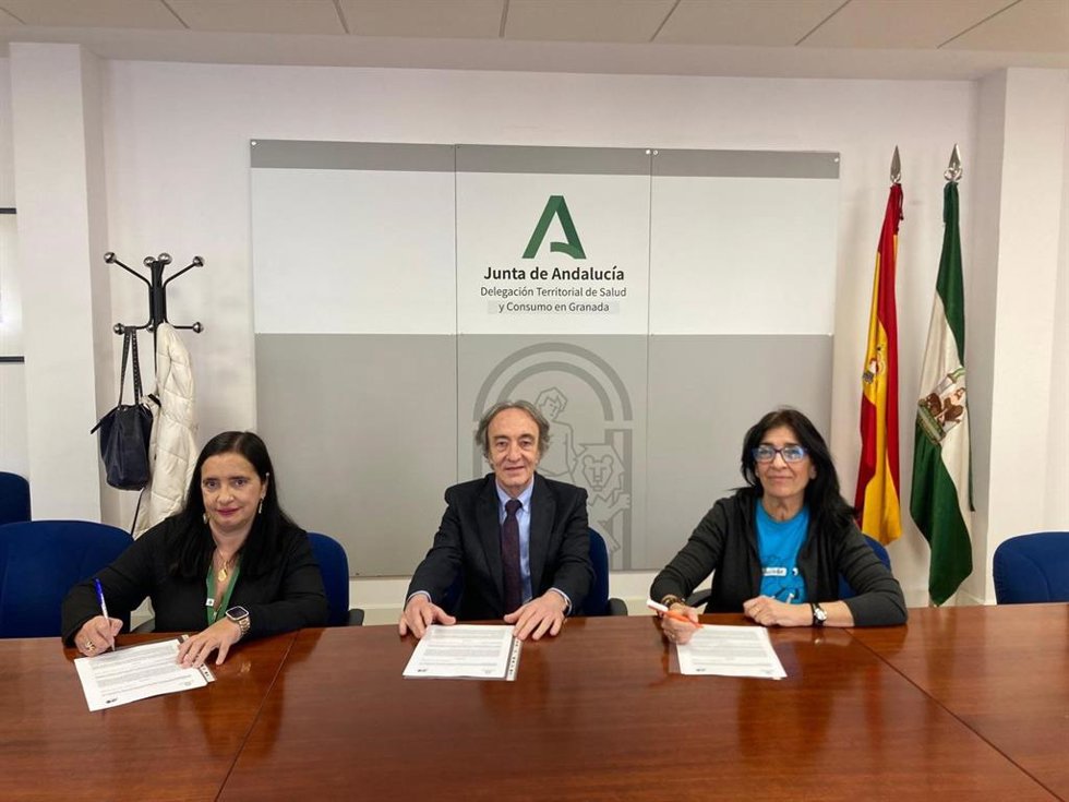 El delegado de Salud y Consumo de la Junta en Granada, Indalecio Sánchez-Montesinos, preside la firma.