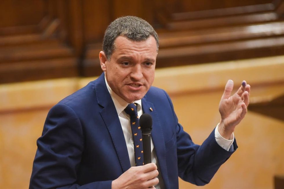 El conseller de Agricultura, Ganadería, Pesca y Alimentación de la Generalitat, scar Ordeig, en la sesión de control al Govern en el Parlament