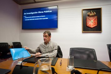 Fernando Merino, exdirector del departamento de Construcción de Acciona en Navarra, en la comisión de investigación del Parlamento foral sobre adjudicaciones públicas.