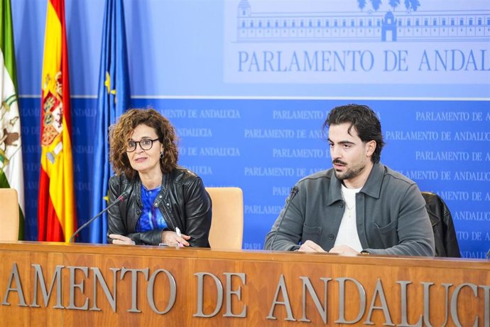 Los diputados del Grupo Por Andalucía Esperanza Gómez y Jose Manuel Gómez Jurado, este miércoles en rueda de prensa.  