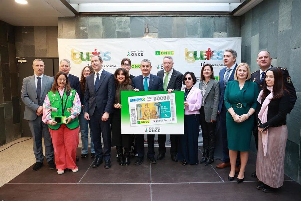 El consejero de Sanidad, Presidencia y Emergencias de la Junta de Andalucía, Antonio Sanz (c), junto al delegado de la ONCE en Andalucía, Ceuta y Melilla, Cristóbal Martínez (4d), y la presidenta del Consejo Territorial de la ONCE, Isabel Viruet (3d),  